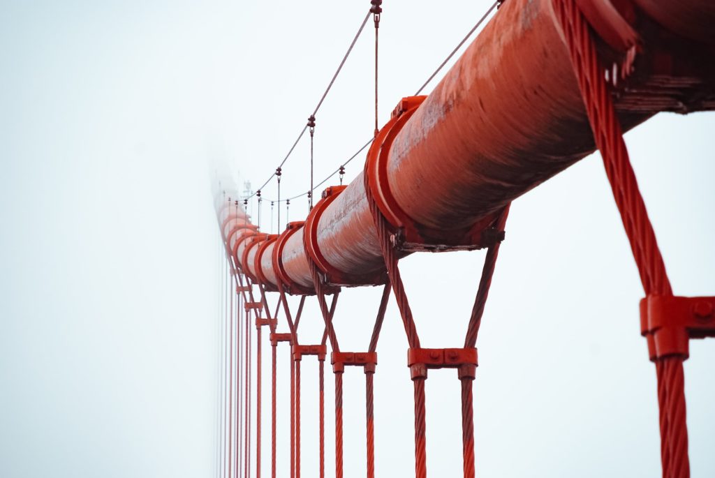 pipeline de vendas b2b | longa tubulação vermelha no céu